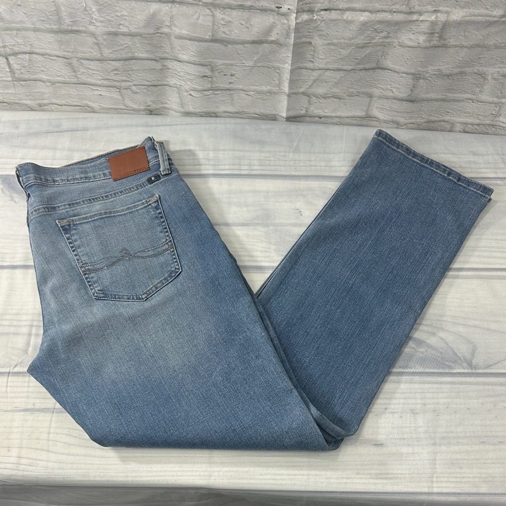 Lucky Brand Womans Straight Leg Jeans in Light Blue